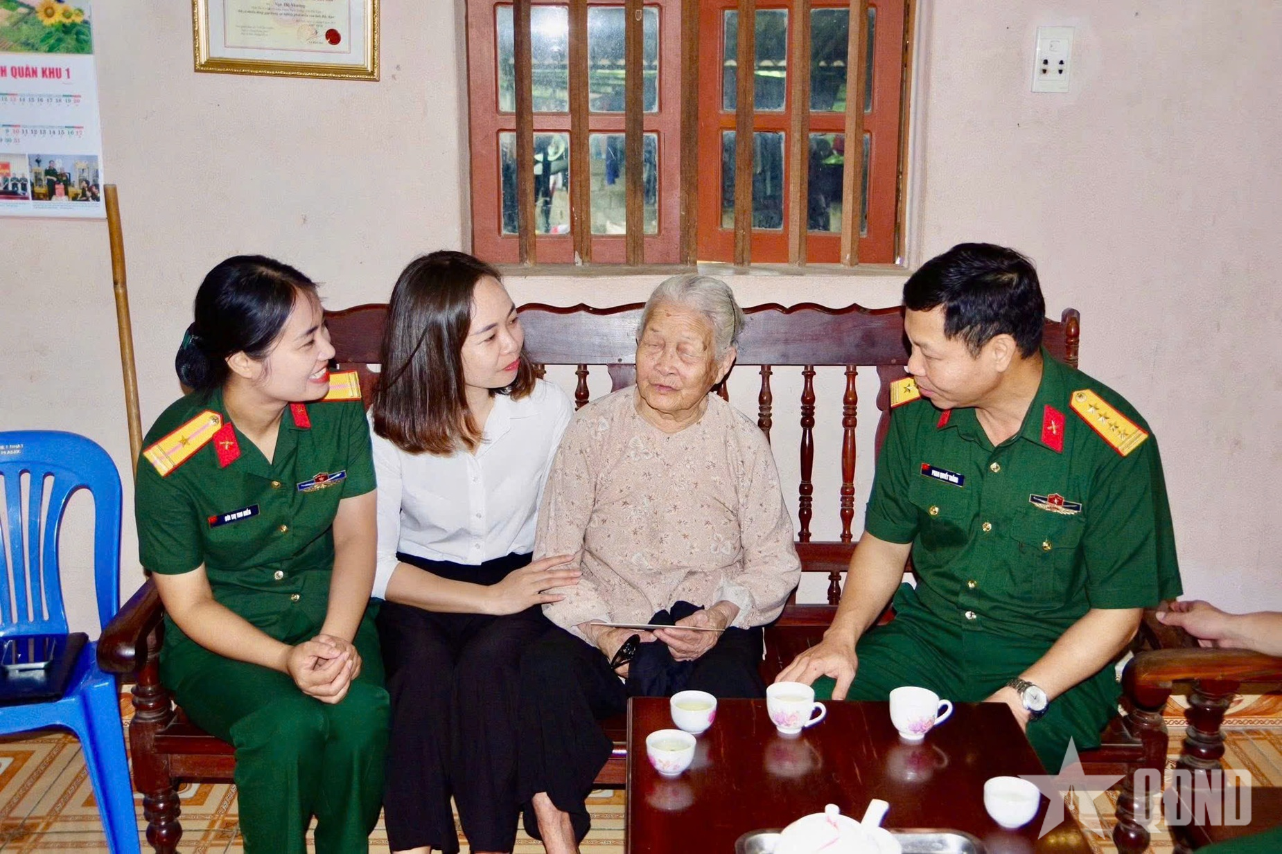 Bộ CHQS tỉnh Thái Nguyên thăm, tặng quà các Bà mẹ Việt Nam anh hùng